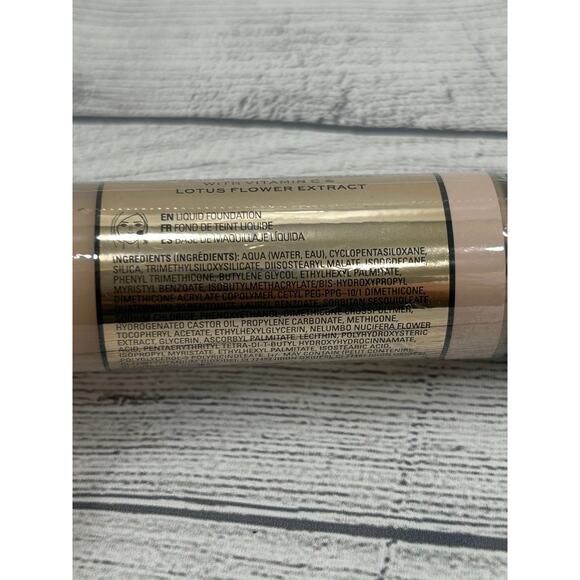 New Makeup Revolution Conceal & Glow F6 Illuminating Foundation 0.7 fl oz / 23ml - Picture 5 of 8